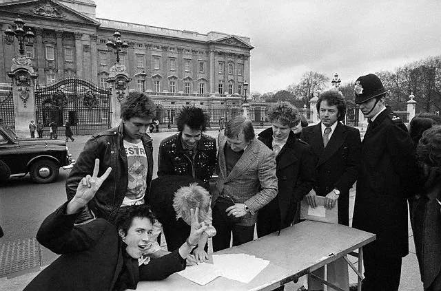 The S*x Pistols signed their record deal right outside Buckingham Palace, just before dropping ‘God Save the Queen.’